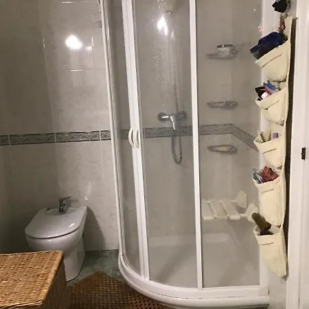 Séjour chez l'habitant Superviews, Parking 24h Vigilado Incluido Y Netflix En Habitación Independiente Con Baño Privado En Particular, Français&english *
